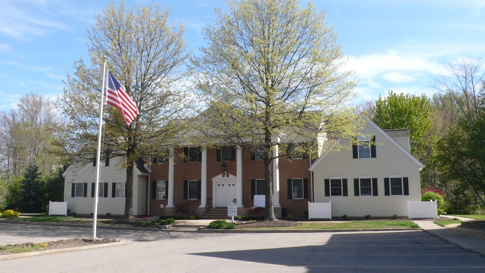 270 Park Pl, Chagrin Falls, OH à vendre - Photo de l’immeuble – Image 1 sur 10