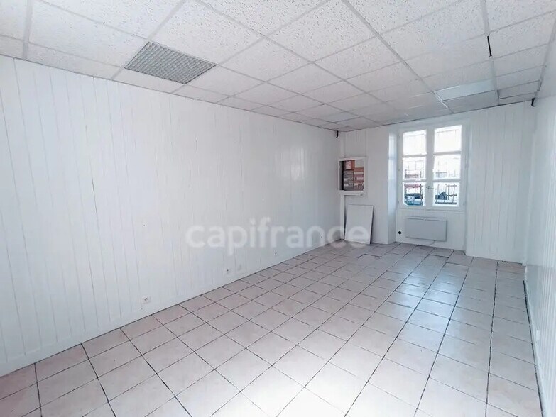 Local d’activités dans Longjumeau à louer - Photo de l’immeuble – Image 1 sur 6