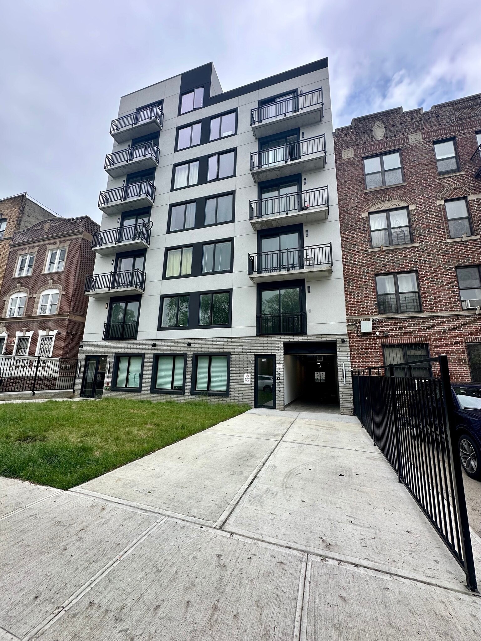 1367 Eastern Pky, Brooklyn, NY à louer Photo de l’immeuble– Image 1 sur 7