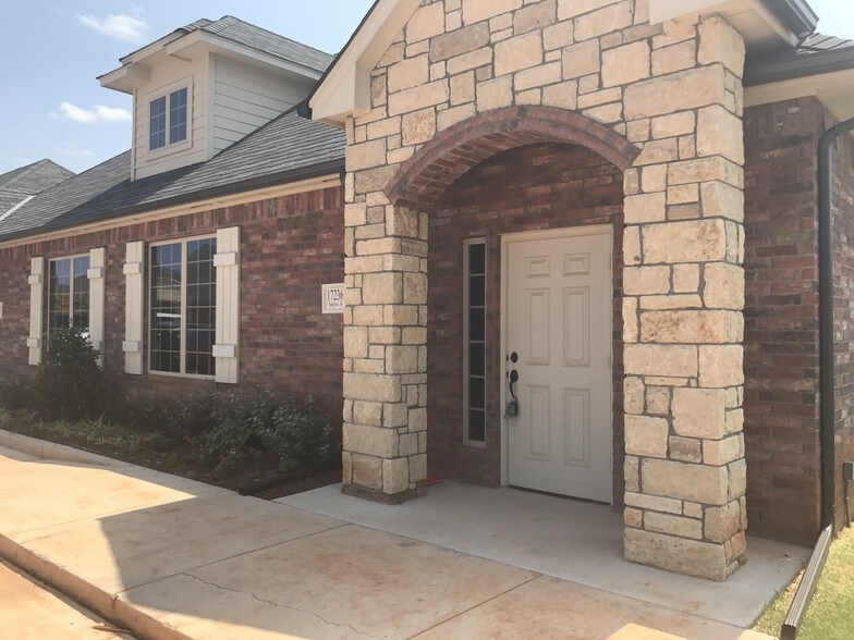 17236 N May Ave, Edmond, OK à vendre - Photo de l’immeuble – Image 2 sur 30