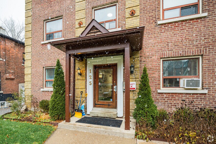 125 Kenilworth Av, Toronto, ON à vendre - Photo de l’immeuble – Image 2 sur 4