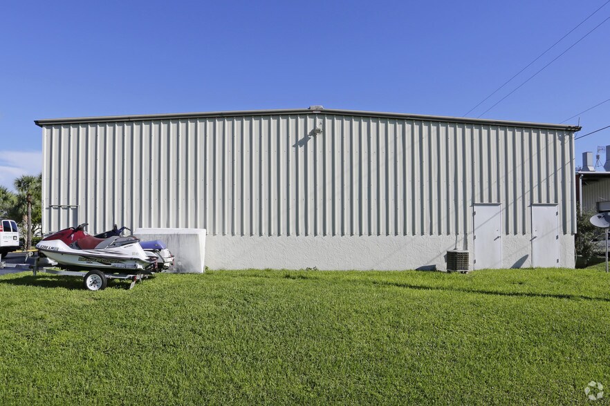 2301 Bruner Ln, Fort Myers, FL à louer - Photo de l’immeuble – Image 3 sur 3
