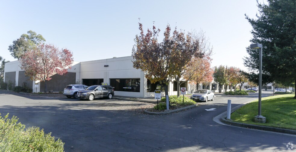 1160 Industrial Ave, Petaluma, CA à louer - Photo de l’immeuble – Image 2 sur 8