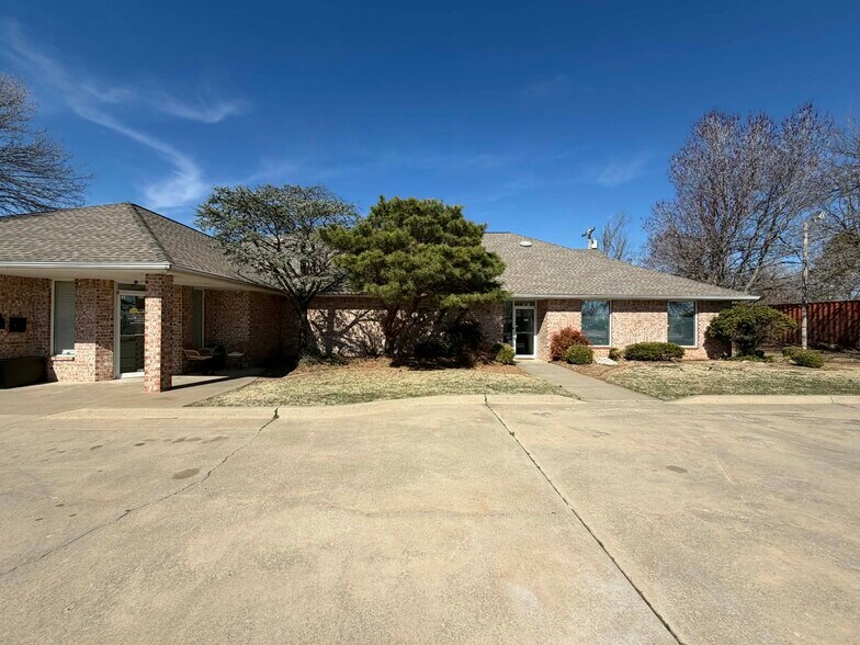 817 Irish Ln, Edmond, OK à louer - Photo de l’immeuble – Image 2 sur 35