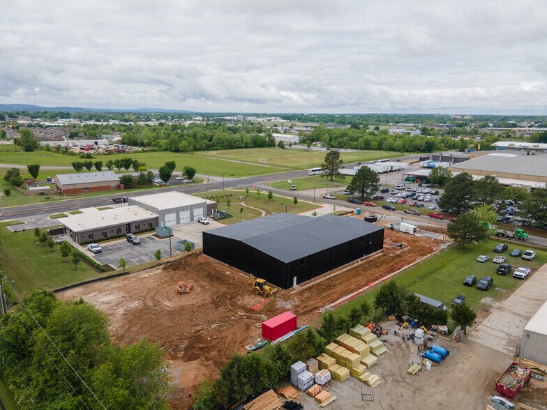 595 Kawneer dr, Springdale, AR à louer - Photo de l’immeuble – Image 3 sur 14