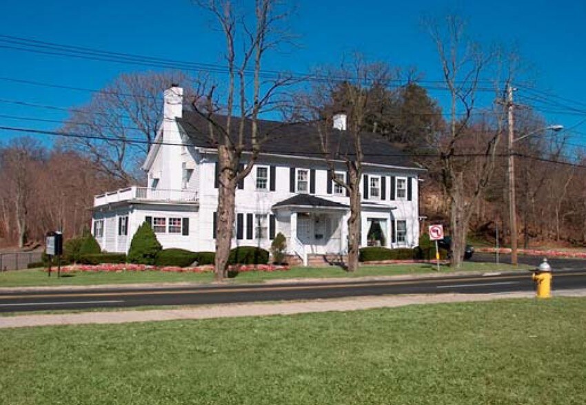 289 E Main St, Smithtown, NY à louer - Photo de l’immeuble – Image 2 sur 5
