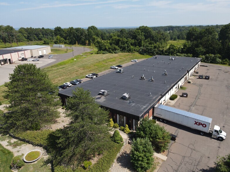 18 Thompson Rd, East Windsor, CT à vendre - Photo de l’immeuble – Image 1 sur 21