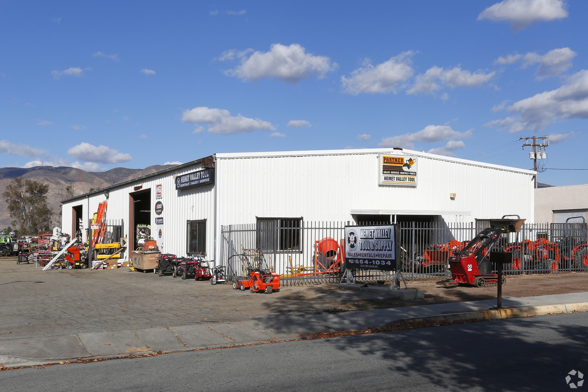 385 W Esplanade Ave, San Jacinto, CA à louer Photo principale– Image 1 sur 5