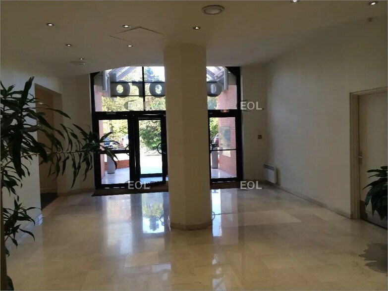 Bureau dans Montigny-le-Bretonneux à louer - Photo de l’immeuble – Image 2 sur 5