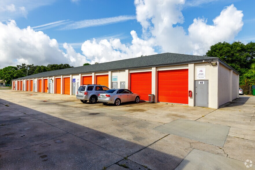 641 Clearlake Rd, Cocoa, FL à louer - Photo de l’immeuble – Image 2 sur 13