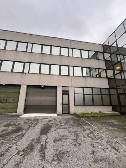 Local d’activités dans Ivry-sur-Seine à louer - Photo de l’immeuble – Image 2 sur 27