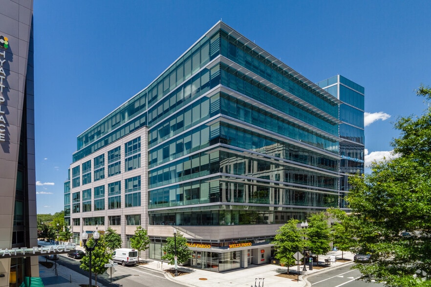 2311 Wilson Blvd, Arlington, VA à louer - Photo de l’immeuble – Image 2 sur 10