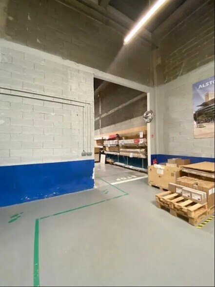 Bureau dans Vitrolles à louer - Photo de l’immeuble – Image 3 sur 7