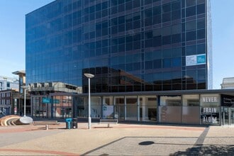 One Crown Sq, Woking à louer Photo de l’immeuble– Image 1 sur 6
