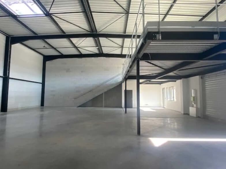 Local d'activités dans Signes à vendre - Photo de l’immeuble – Image 3 sur 8