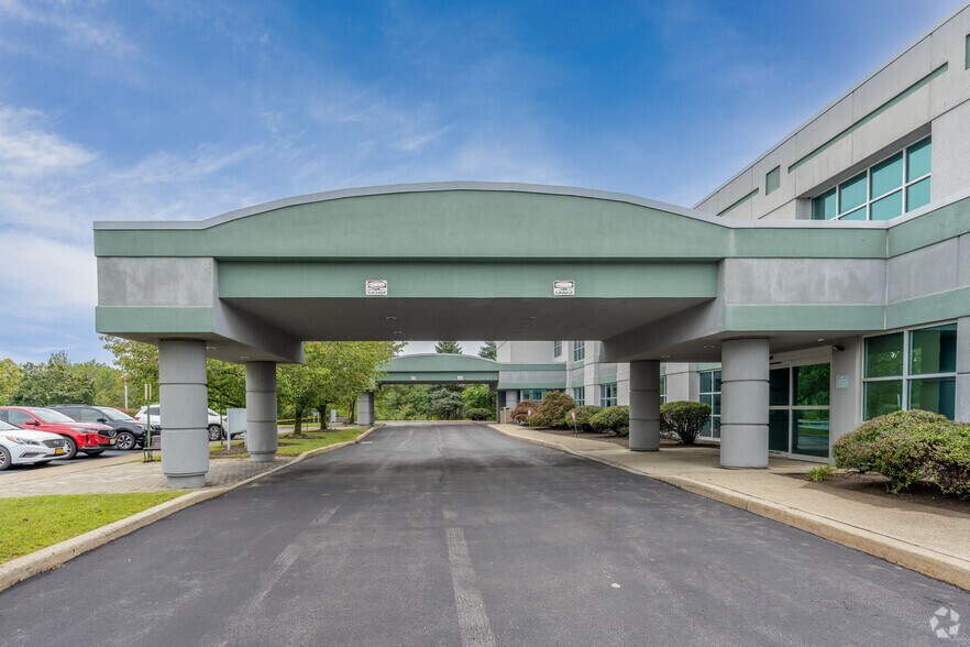 70 Hatfield Ln, Goshen, NY à louer - Photo de l’immeuble – Image 3 sur 28