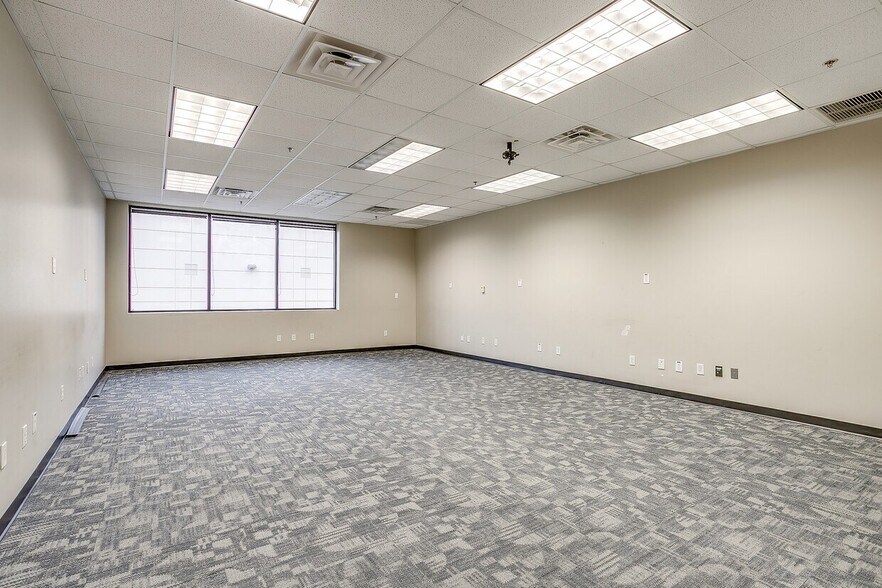 10200 Plano Rd, Dallas, TX à louer - Photo de l’immeuble – Image 3 sur 8