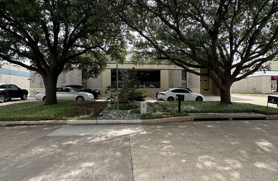 10910 Alder Cir, Dallas, TX à vendre - Photo de l’immeuble – Image 2 sur 15