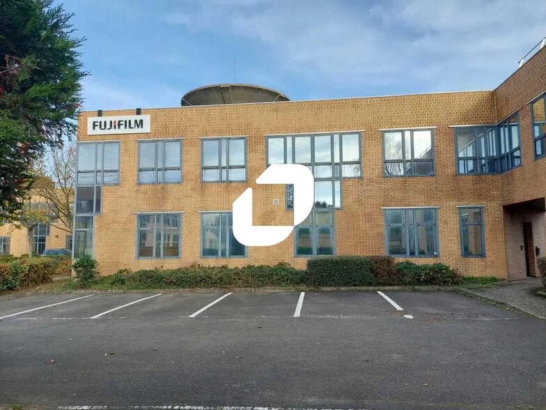 39-43 Avenue Des 3 Peuples, Montigny-le-Bretonneux à louer - Photo de l’immeuble – Image 2 sur 7