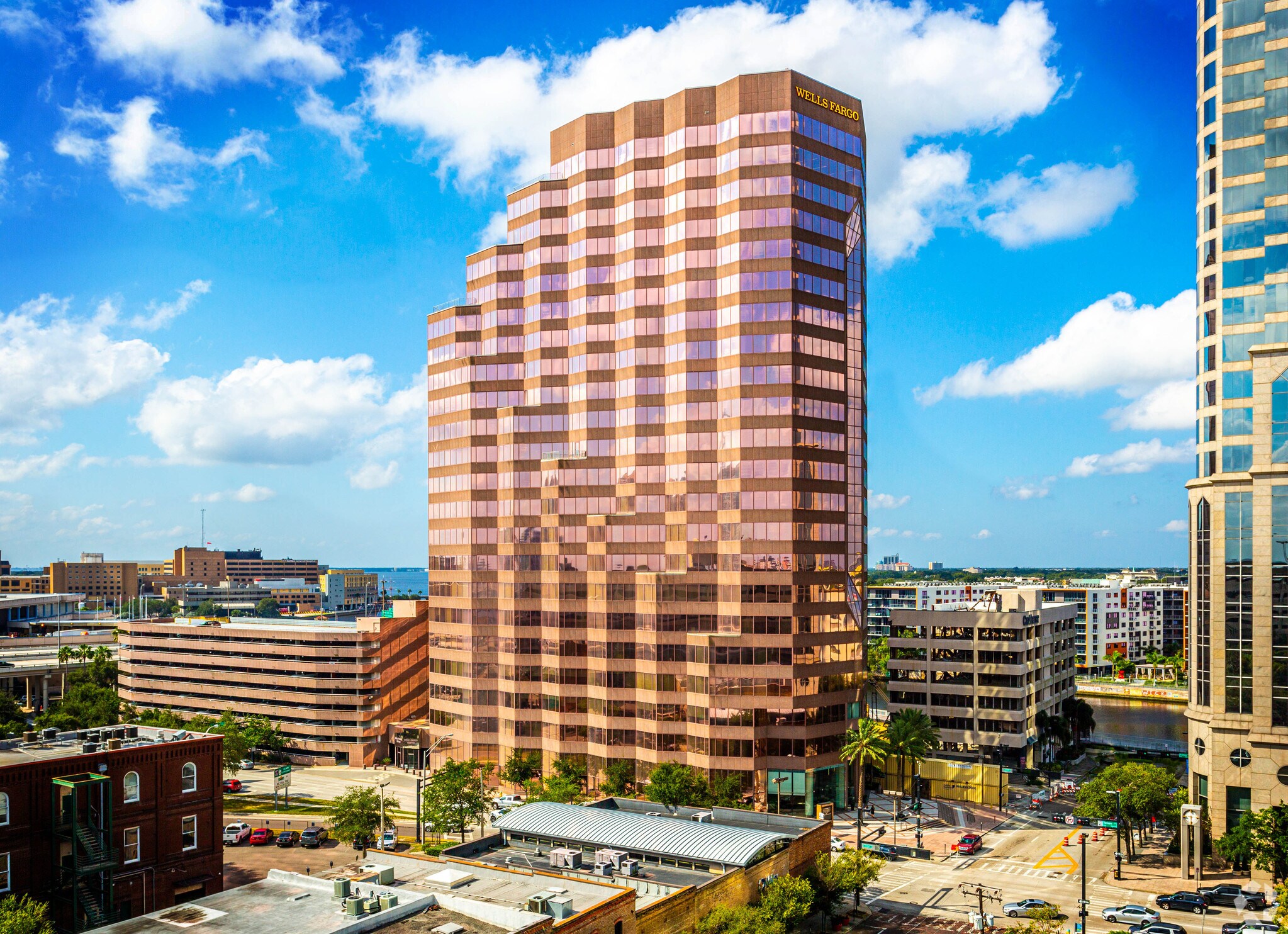 100 S Ashley Dr, Tampa, FL à louer Photo de l’immeuble– Image 1 sur 14