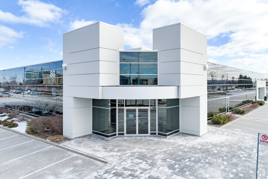 80 Courtneypark Dr W, Mississauga, ON à louer - Photo de l’immeuble – Image 3 sur 8