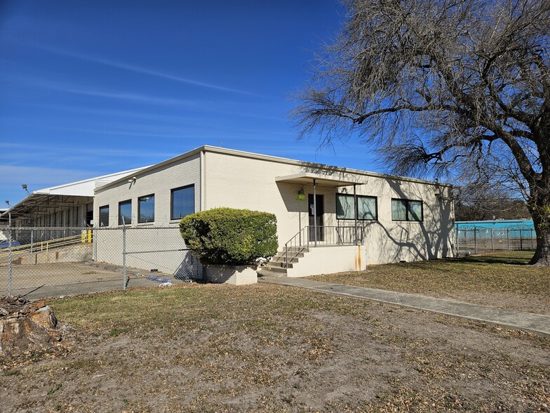 975 E Southcross Blvd, San Antonio, TX à louer - Photo de l’immeuble – Image 2 sur 14