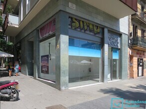 Local commercial dans Barcelone, Barcelona à louer Photo de la construction– Image 2 sur 12