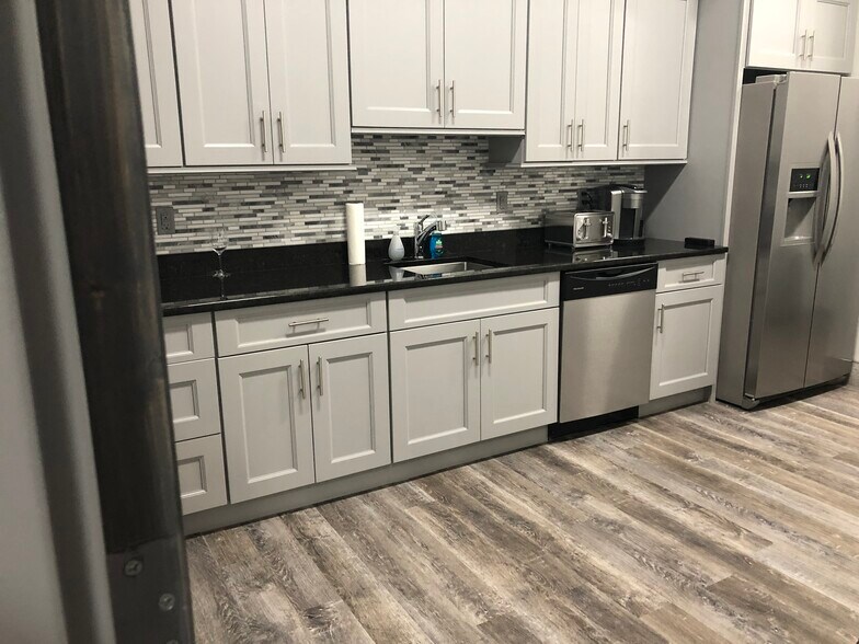 10 Kingsbridge Rd, Fairfield, NJ à louer - Photo de l’immeuble – Image 3 sur 4