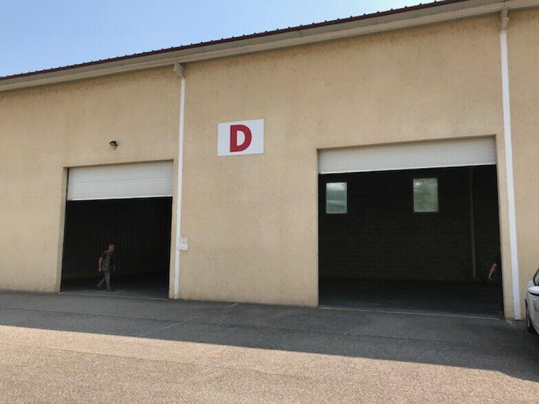Local d’activités dans Saint-Dizier à louer - Photo de l’immeuble – Image 2 sur 4