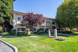 1340 S De Anza Blvd, San Jose, CA à louer Photo de l’immeuble– Image 2 sur 10