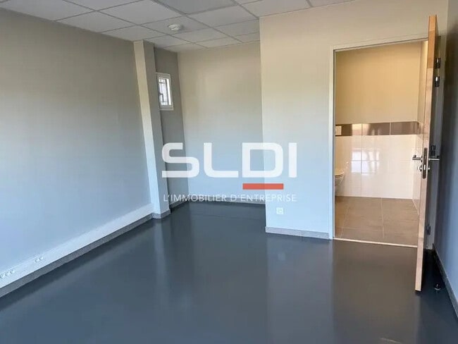 Plus de détails pour Local d'activités à louer