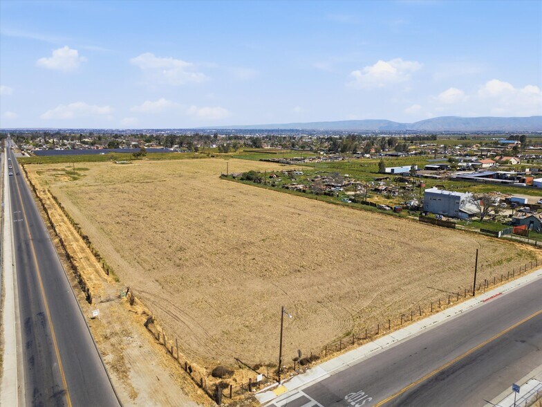 900 E Planz Rd, Bakersfield, CA à vendre - Photo de l’immeuble – Image 2 sur 9