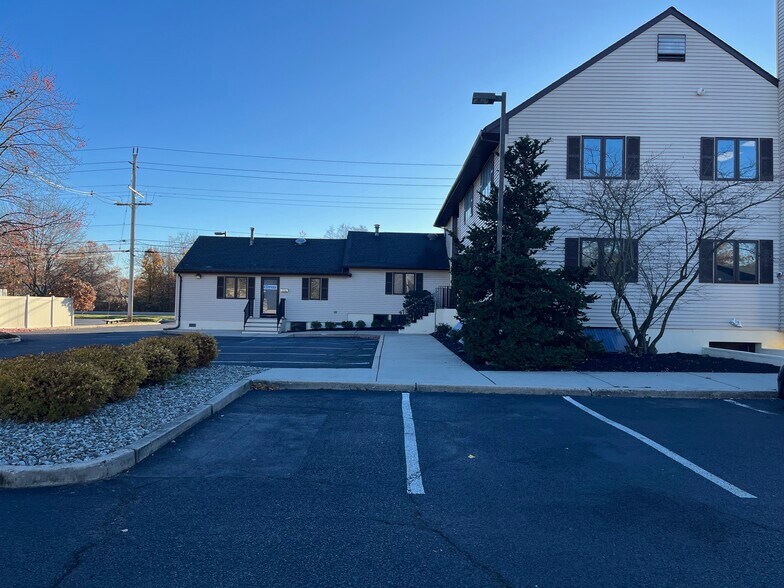 614 Route 130, East Windsor, NJ à louer - Photo de l’immeuble – Image 3 sur 5