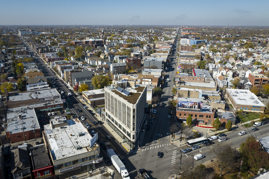 2800 N Milwaukee Ave, Chicago, IL à louer - Photo de l’immeuble – Image 1 sur 11