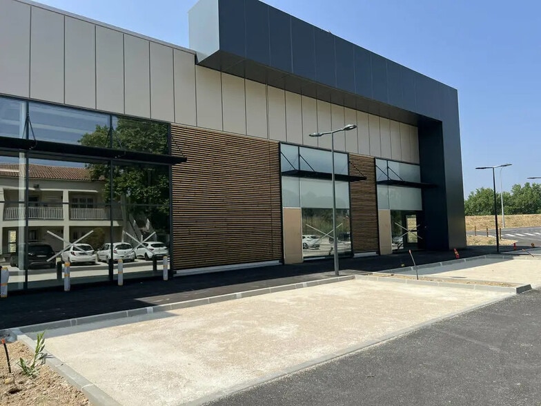 Local commercial dans Salon-de-Provence à louer - Photo de l’immeuble – Image 2 sur 7