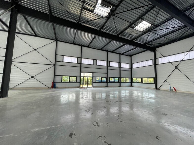 Industriel/Logistique dans Cergy à louer - Photo de l’immeuble – Image 2 sur 4
