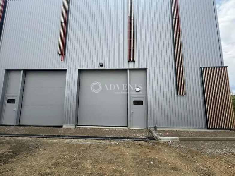 Local d’activités dans Louvres à louer - Photo de l’immeuble – Image 2 sur 7