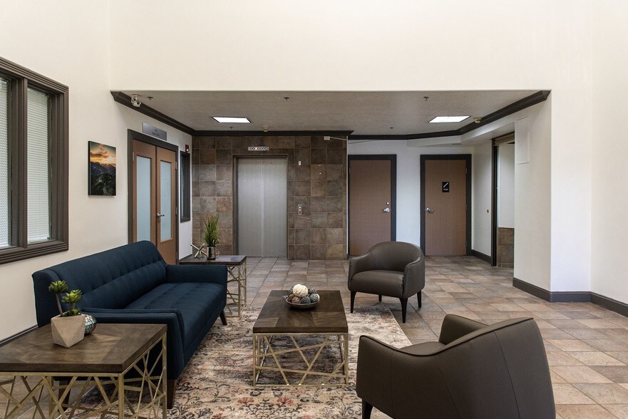5296 S Commerce Dr, Murray, UT à vendre - Hall d’entrée – Image 2 sur 4