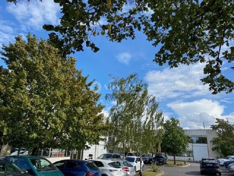 Local d’activités dans Poissy à louer - Photo de l’immeuble – Image 3 sur 7
