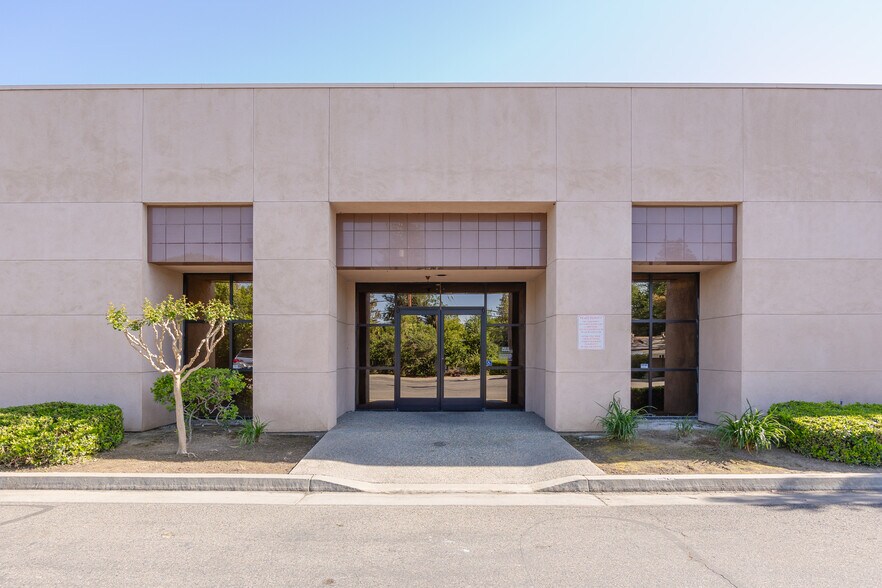 2540 W Shaw Ln, Fresno, CA à louer - Photo de l’immeuble – Image 2 sur 23