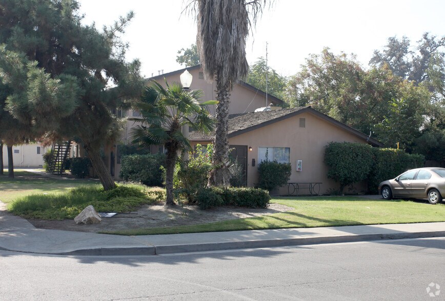 551 E 11th St, Hanford, CA à vendre - Photo de l’immeuble – Image 2 sur 8