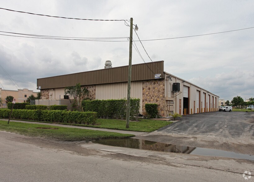 1109 25th St, West Palm Beach, FL à louer - Photo de l’immeuble – Image 2 sur 16