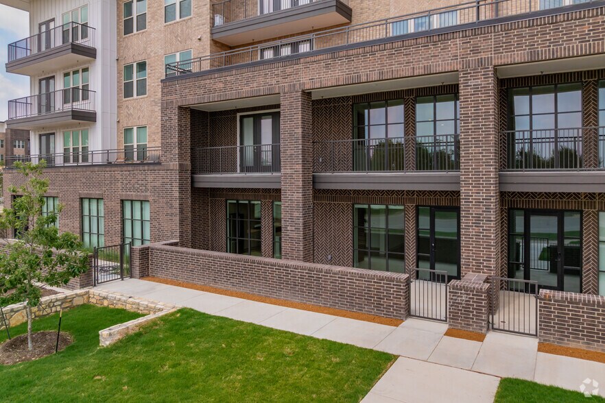 7910 S New Braunfels, San Antonio, TX à louer - Photo de l’immeuble – Image 2 sur 53