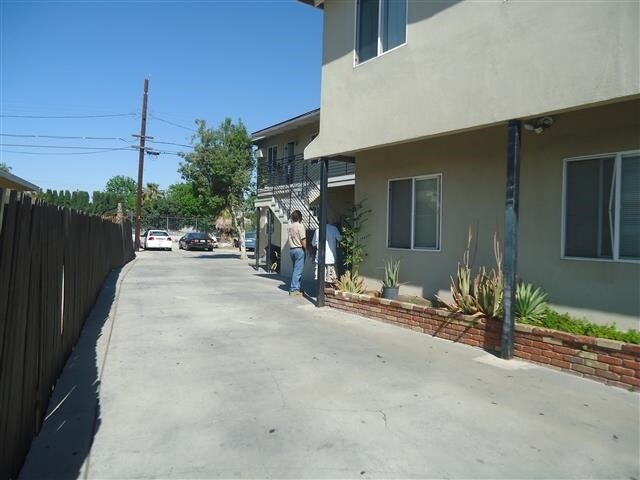 7933 Brimfield Ave, Panorama City, CA à vendre - Photo de l’immeuble – Image 2 sur 12