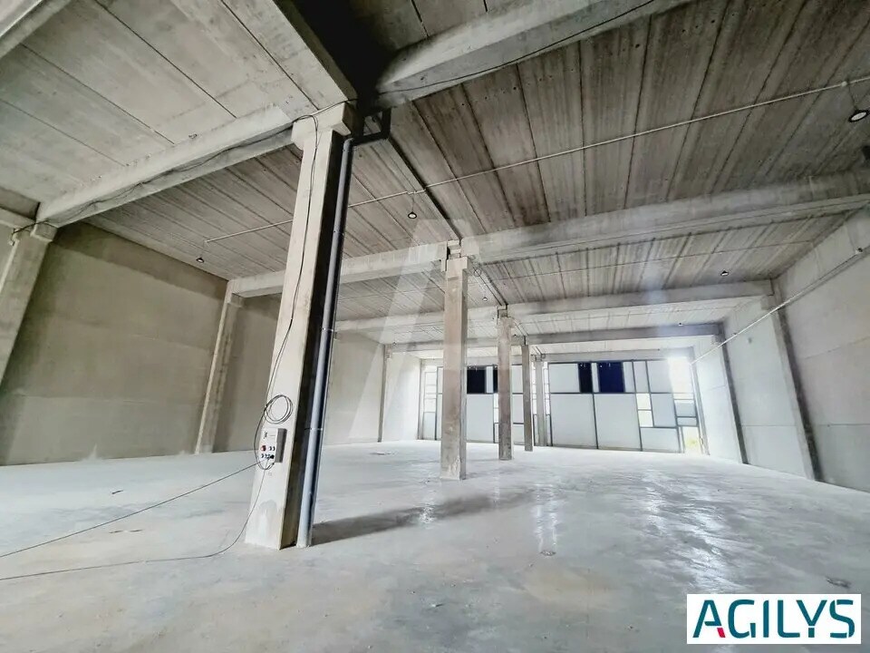 Local d’activités dans Élancourt à louer Photo de l’immeuble– Image 1 sur 12