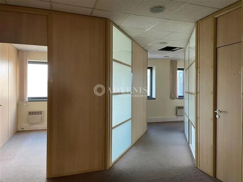 Bureau dans Montigny-le-Bretonneux à vendre - Photo de l’immeuble – Image 3 sur 7