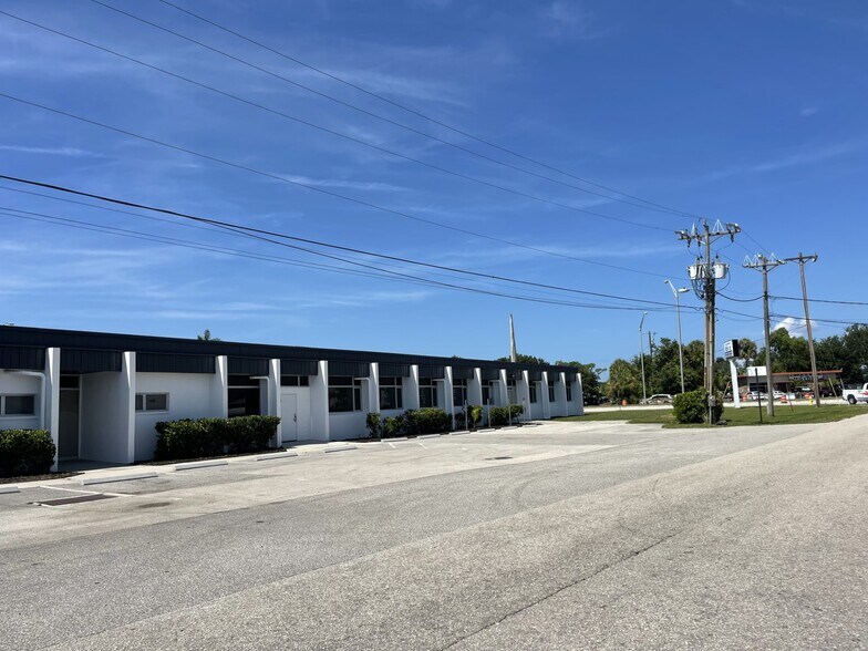 1288 N Tamiami Trl, North Fort Myers, FL à vendre - Photo de l’immeuble – Image 2 sur 9