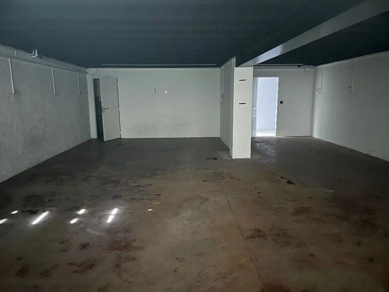 Local d'activités dans Les Chères à vendre - Photo de l’immeuble – Image 2 sur 8