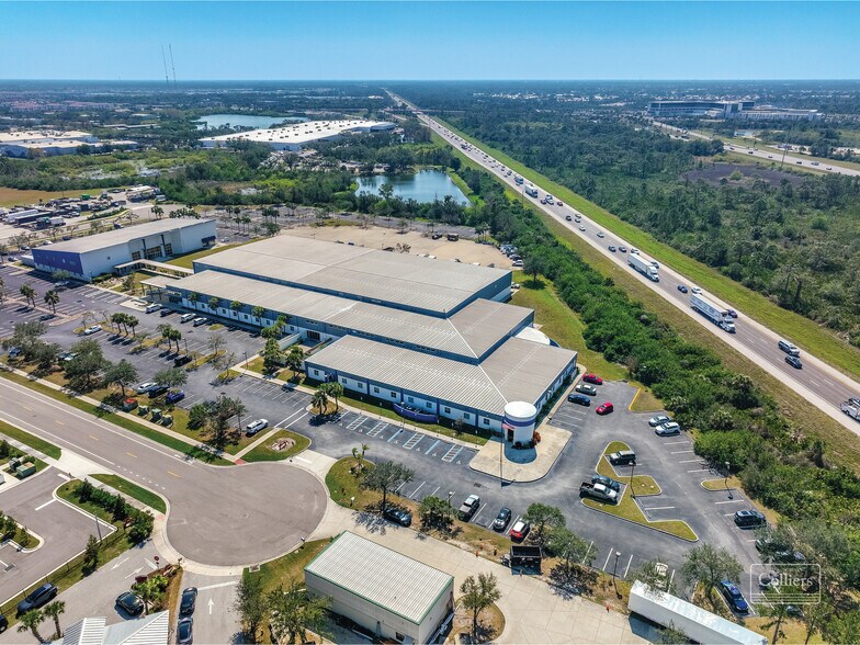 201 Triple Diamond Blvd, North Venice, FL à louer - Photo de l’immeuble – Image 3 sur 12