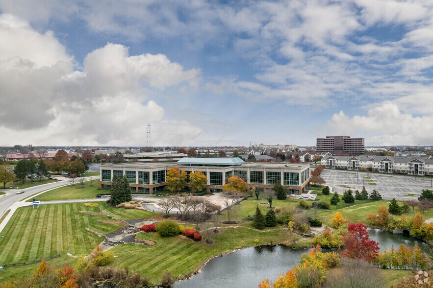 7575 Huntington Park Dr, Columbus, OH à louer - Photo de l’immeuble – Image 2 sur 3